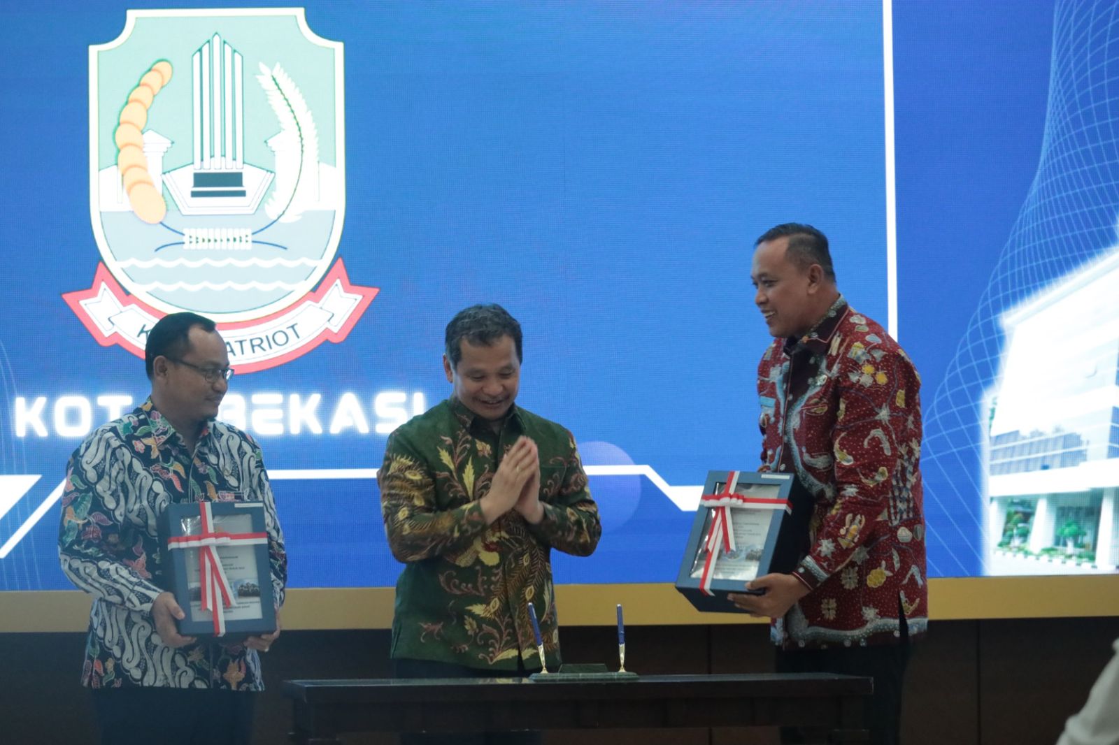 Kota Bekasi - Wali Kota Bekasi Tri Adhianto saat menerima predikat WTP dari BPK RI di Bandung, Jawa Barat.