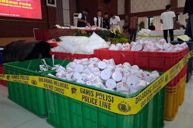 Kota Bekasi - Barang bukti skincare palsu merk GlowGlowing di ekspose Polres Metro Bekasi dalam gelar perkara. Foto: Ist
