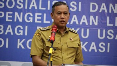 Kota Bekasi - Wali Kota Bekasi Tri Adhianto saat memberikan sambutan dalam kegiatan sosialisasi dan pembinaan pengelolaan lingkungan hidup, yang digelar oleh Dinas Lingkungan Hidup (DLH) Kota Bekasi di Hotel Merbabu.