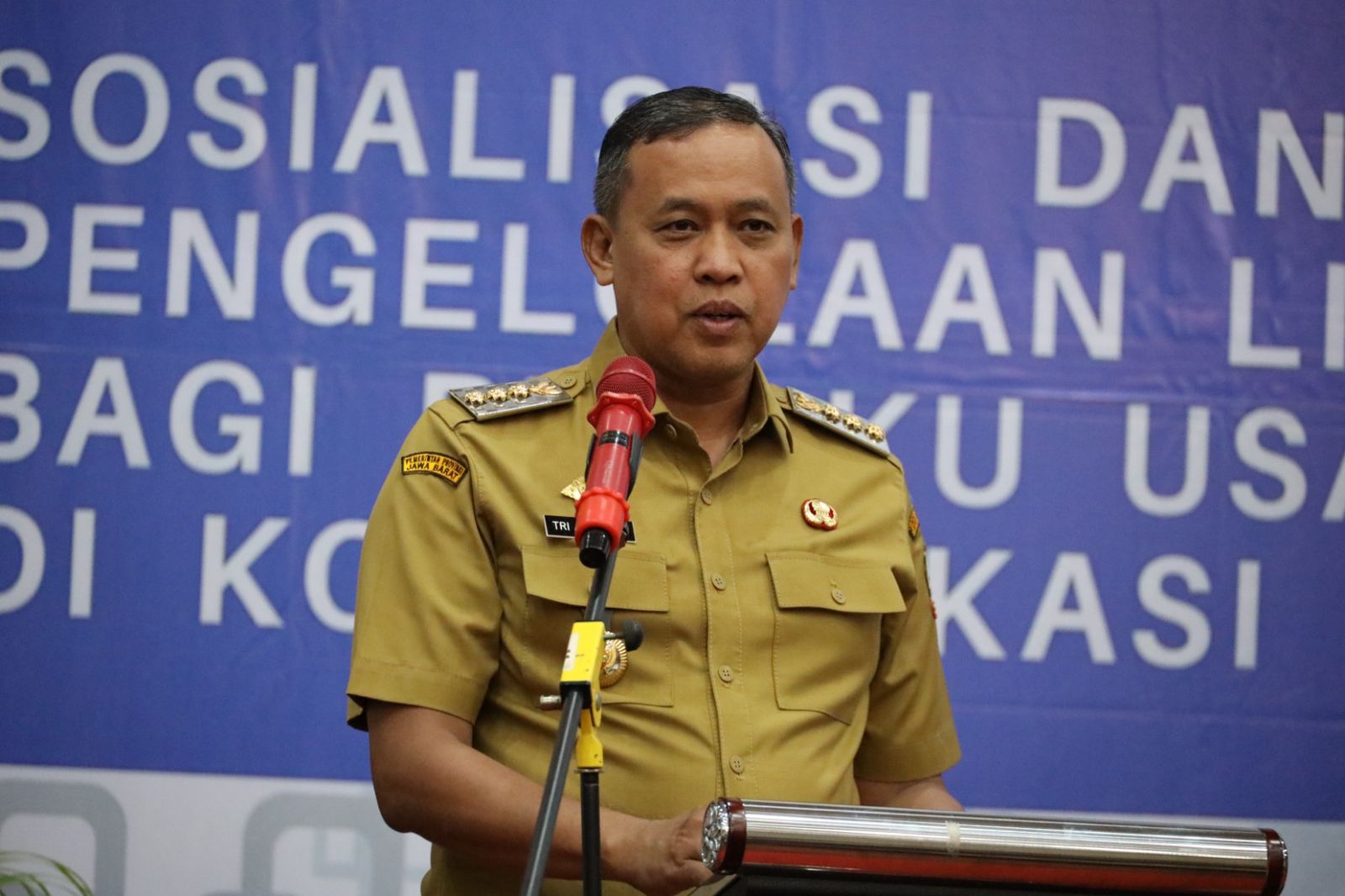 Kota Bekasi - Wali Kota Bekasi Tri Adhianto saat memberikan sambutan dalam kegiatan sosialisasi dan pembinaan pengelolaan lingkungan hidup, yang digelar oleh Dinas Lingkungan Hidup (DLH) Kota Bekasi di Hotel Merbabu.