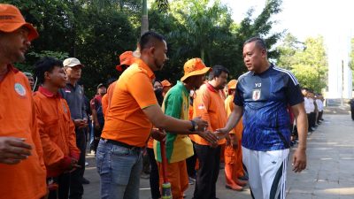 Kota Bekasi - Wali Kota Bekasi, Tri Adhianto, hadir dalam kegiatan Grebek K3 di kawasan Hutan Kota GOR Patriot Candrabhaga, Selasa (27/5/2025).