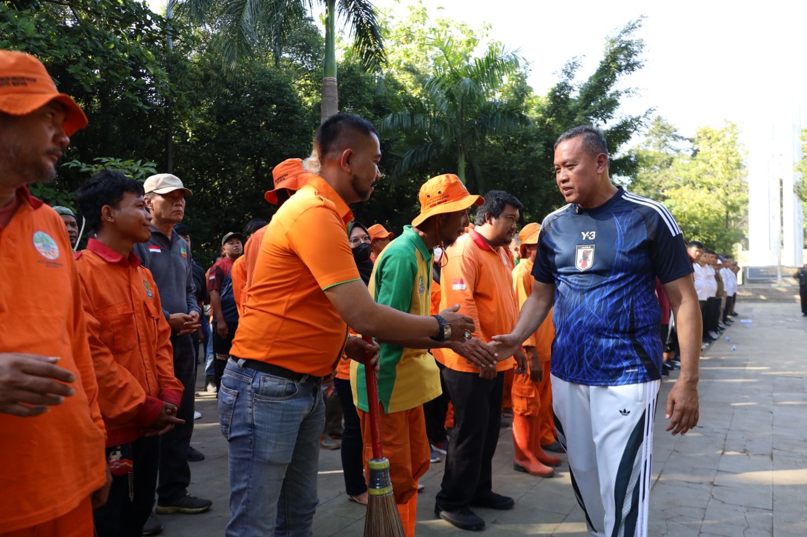 Kota Bekasi - Wali Kota Bekasi, Tri Adhianto, hadir dalam kegiatan Grebek K3 di kawasan Hutan Kota GOR Patriot Candrabhaga, Selasa (27/5/2025).