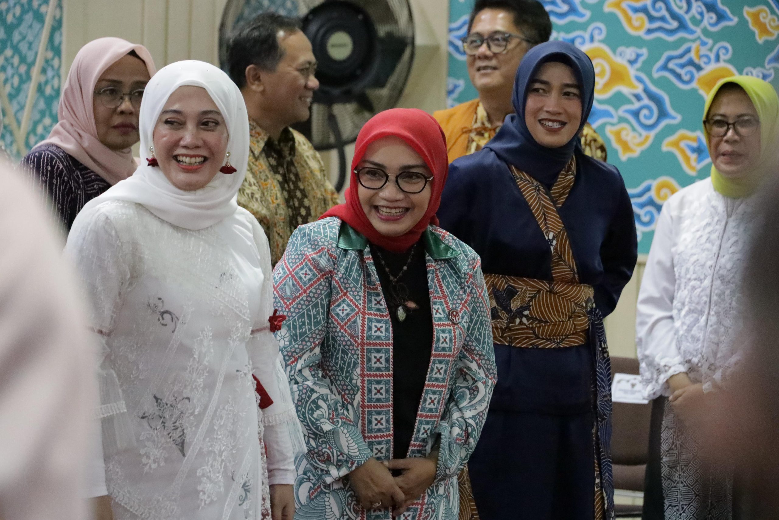 Kota Bekasi - Ketua Dekranasda Kota Bekasi, Wiwiek Hargono Tri Adhianto, menghadiri Musyawarah Daerah (Musda) Dekranasda se-Jawa Barat yang diselenggarakan di Gedung Dekranasda Provinsi Jawa Barat, Bandung.