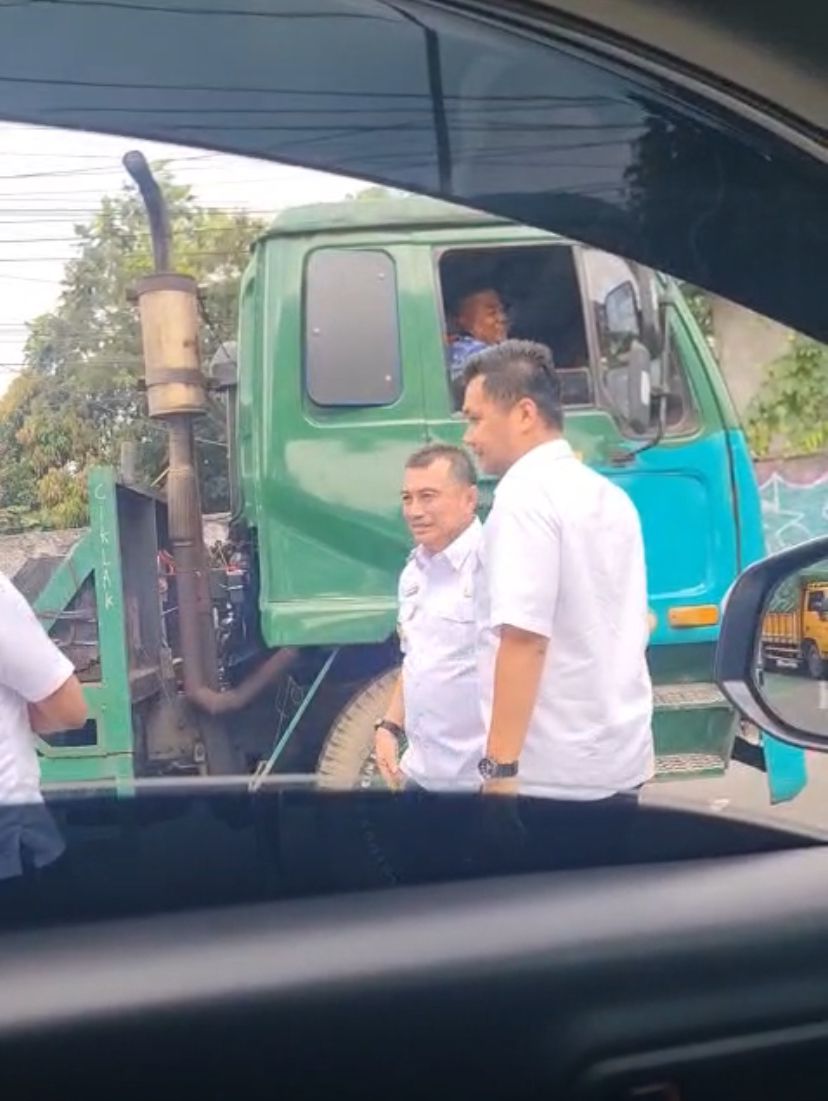Kota Bekasi - Wakil Wali Kota Bekasi, Abdul Harris Bobihoe, menegur langsung seorang supir truk kontainer yang tertangkap membuang sampah sembarangan di bawah Flyover Rawapanjang, Bekasi.