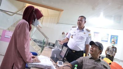 Wali Kota Bekasi, Tri Adhianto, melakukan inspeksi mendadak (sidak) ke Rumah Sakit Rawalumbu, menyusul laporan keterlambatan pembayaran gaji tenaga kesehatan (nakes) selama tiga bulan terakhir.