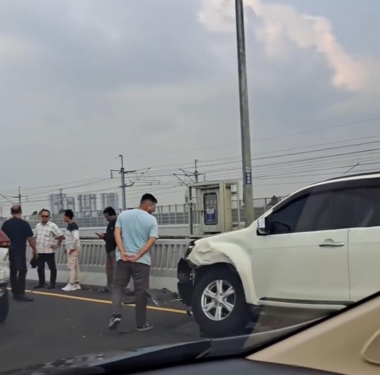 Bekasi - Dua insiden kecelakaan di Tol Layang MBZ terjadi Kamis (29/5/2025).