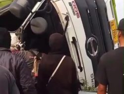 Truk Hino Tabrak Beton di Dekat GT Cibitung, Diduga Sopir Hilang Kendali