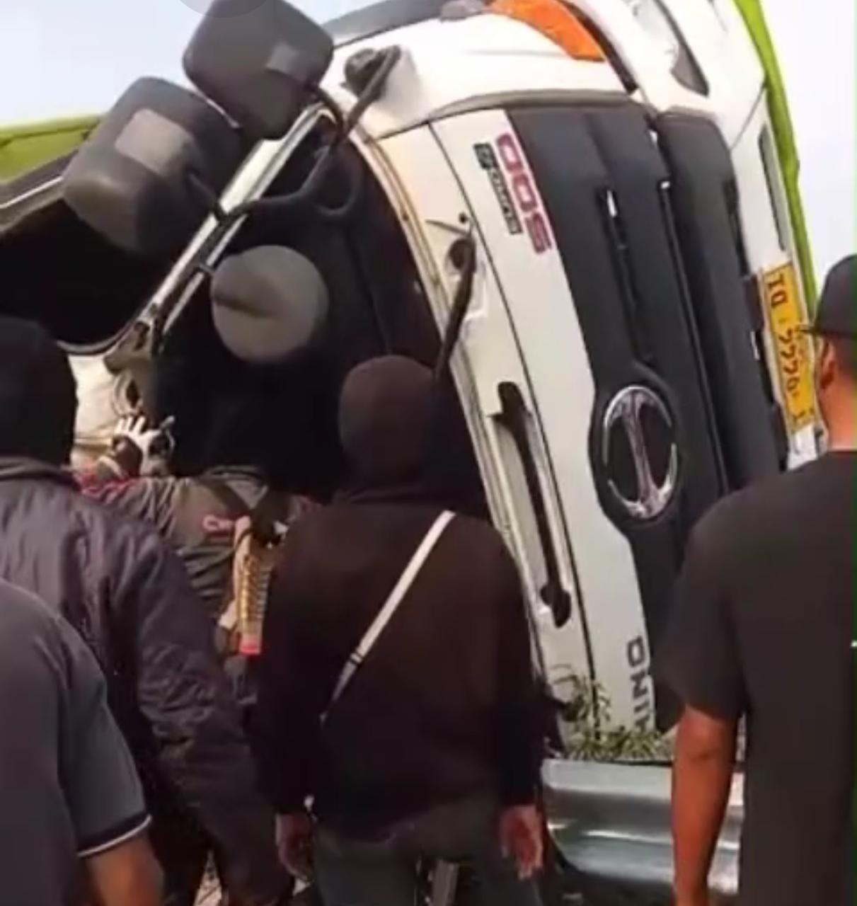 Kabupaten Bekasi - Kecelakaan tunggal truk di dekat GT Cibitung, Kamis (29/5/2025).