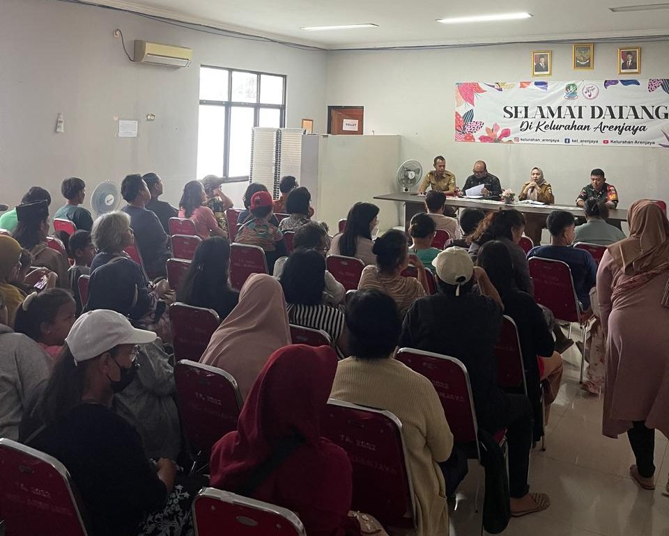 Kota Bekasi - Kelurahan Arenjaya tepaksa menunda perpanjangan izin menyusul adanya keberatan dari warga sekitar.