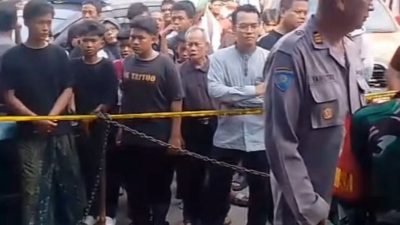 Kota Bekasi - Petugas Polsek Pondok Gede bersama tim Inafis langsung turun ke tempat kejadian perkara (TKP) dan memasang garis polisi di area sekitar toko penemuan tewasnya seorang pria di Jatimakmur, Sabtu (31/5/2025).