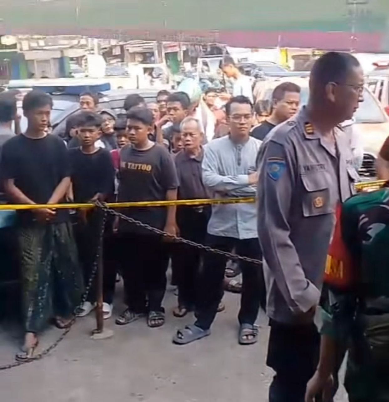 Kota Bekasi - Petugas Polsek Pondok Gede bersama tim Inafis langsung turun ke tempat kejadian perkara (TKP) dan memasang garis polisi di area sekitar toko penemuan tewasnya seorang pria di Jatimakmur, Sabtu (31/5/2025).