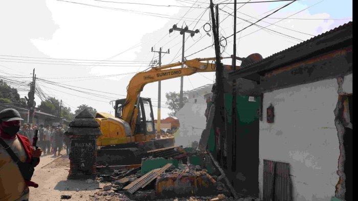 Proses pembongkaran bangunan liar di Kali Baru, Tambun.
