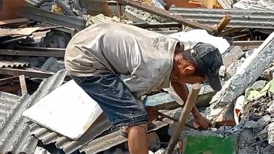 Pencari besi tua di lahan penggusuran Tambun Selatan. Foto: Ist