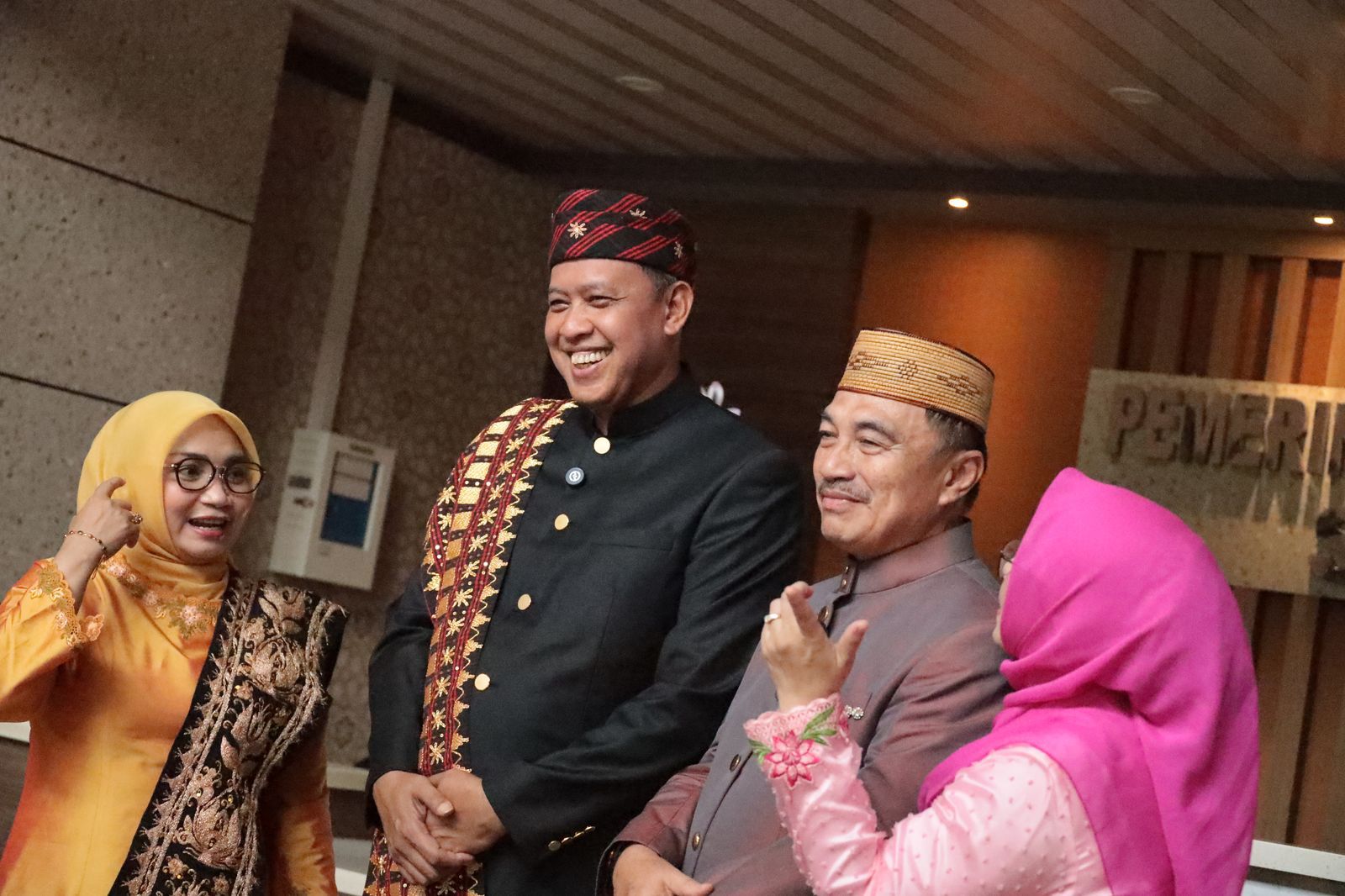 Peringatan Hardiknas 2025 Wali Kota dan Wakil Wali Kota Bekasi Tri Adhianto - Harris Bobihoe bersama para istrinya menampilkan nuansa budaya dan pendidikan inklusif.