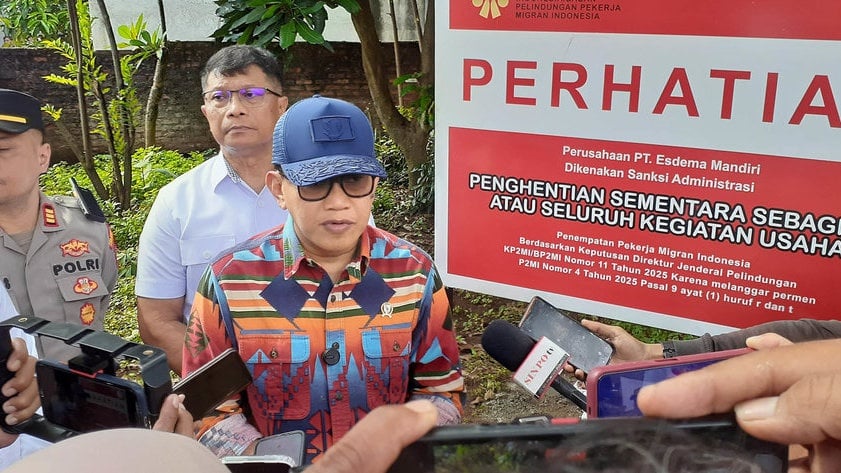 Kota Bekasi - Menteri Pelindungan Pekerja Migran Indonesia (P2MI) Abdul Kadir Karding melakukan penyegelan P3MI PT Esdema Mandiri di Jati Asih, Bekasi, Jawa Barat pada Selasa (20/5/2025). foto/KemenP2MI