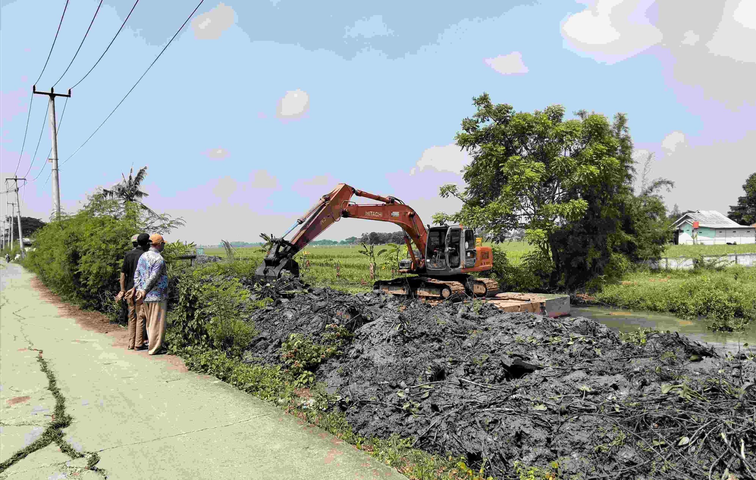 Salah satu kegiatan normalisasi sungai yang sedang dikerjakan Dinas Sumber Daya Air Bina Marga dan Bina Konstruksi (DSDABMBK) Kabupaten Bekasi di wilayah Kecamatan Pebayuran.