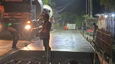 Kabupaten Bekasi - Pemerintah Kabupaten Bekasi melalui Dinas Sumber Daya Air Bina Marga dan Bina Konstruksi (DSDABMBK) tengah melakukan peningkatan akses infrastruktur jalan Kalibaru, Desa Jayasakti menuju destinasi wisata Kecamatan Muaragembong.