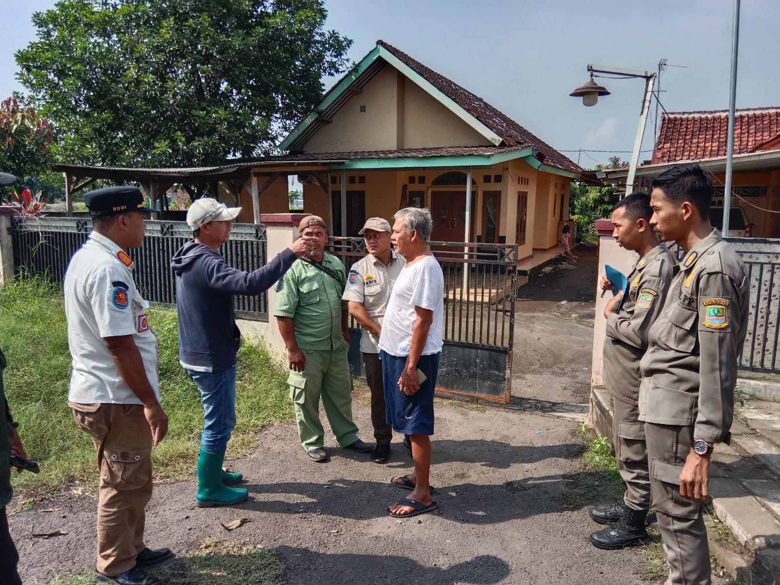 Kabupaten Bekasi - Kasi Trantib Kecamatan Serang Baru, Mukhamad Budiyuwono bersama unsur Muspika dan pihak PJT II melakukan sosialisasi dan pendataan terhadap ratusan bangunan liar di beberapa desa di Wilayah Kecamatan Serang Baru, pada Kamis (15/5/2025).