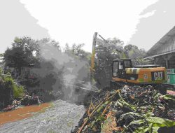 Pemkab Bekasi Tangani Cepat Robohnya Jembatan Penghubung Permata Regensi – Kampung Buek