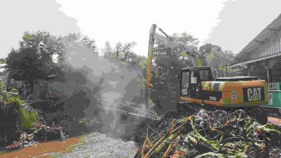 Kabupaten Bekasi - Alat berat excavator melakukan pembongkaran konstruksi jembatan roboh di RW 16 Perum Permata Regensi, Kelurahan Wanasari Kecamatan Cibitung.
