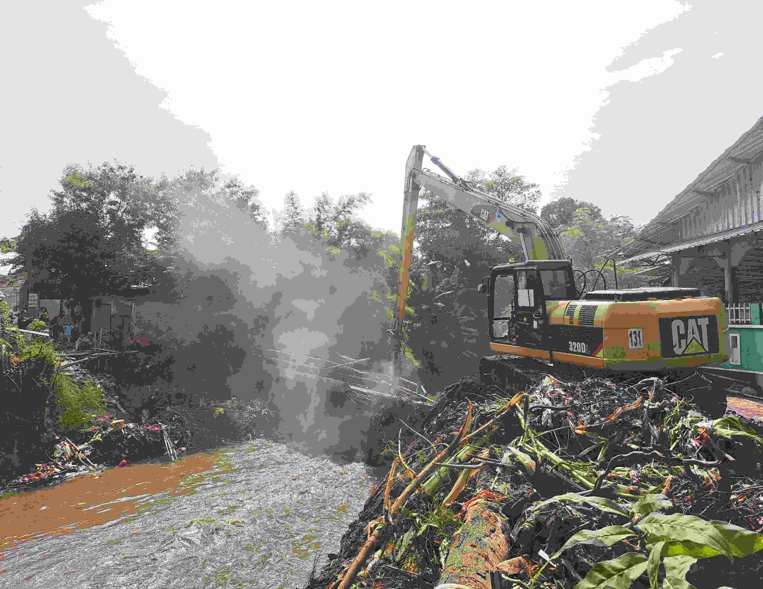 Kabupaten Bekasi - Alat berat excavator melakukan pembongkaran konstruksi jembatan roboh di RW 16 Perum Permata Regensi, Kelurahan Wanasari Kecamatan Cibitung.