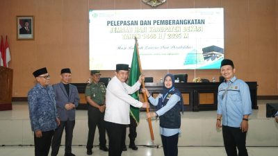 Kabupaten Bekasi - Sekretaris Daerah Kabupaten Bekasi Dedy Supriyadi melepas secara langsung kloter 33 sebagai kloter keempat Jemaah Haji Kabupaten Bekasi. Berlangsung di Gedung Swatantra Wibawamukti, Kompleks Pemkab Bekasi Cikarang Pusat, Sabtu (17/05/2025) pagi.