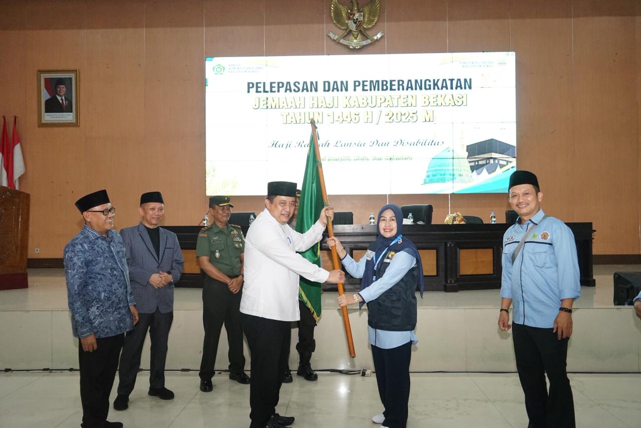Kabupaten Bekasi - Sekretaris Daerah Kabupaten Bekasi Dedy Supriyadi melepas secara langsung kloter 33 sebagai kloter keempat Jemaah Haji Kabupaten Bekasi. Berlangsung di Gedung Swatantra Wibawamukti, Kompleks Pemkab Bekasi Cikarang Pusat, Sabtu (17/05/2025) pagi.