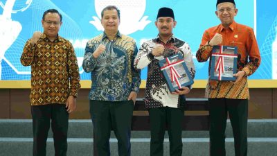 Bandung - Penyerahan Laporan Hasil Pemeriksaan (LHP) BPK RI atas LKPD Tahun Anggaran 2024, diterima langsung oleh Bupati Bekasi Ade Kuswara Kunang di Kantor BPK RI Perwakilan Provinsi Jawa Barat, Bandung, pada Jumat (23/5/2025).