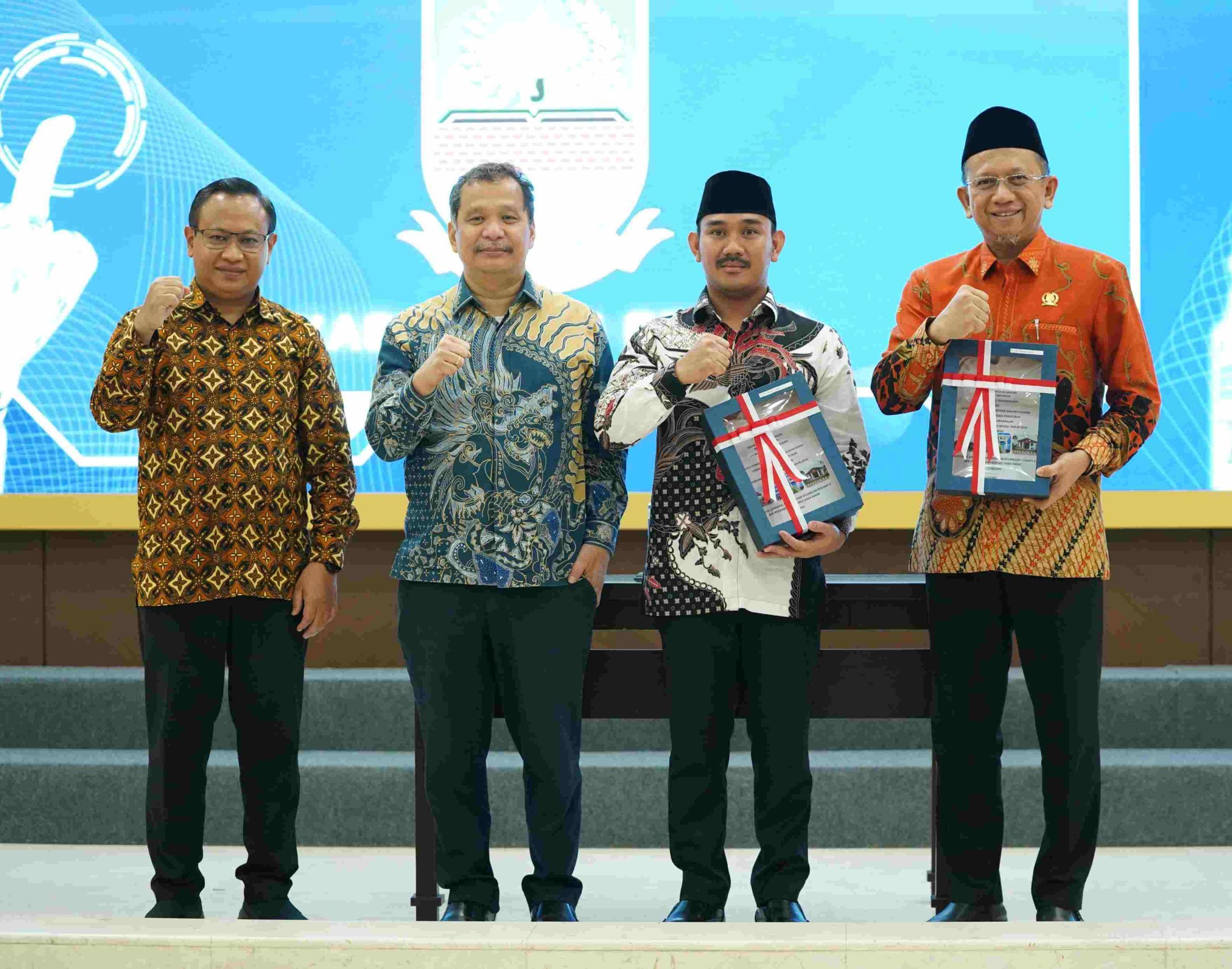 Bandung - Penyerahan Laporan Hasil Pemeriksaan (LHP) BPK RI atas LKPD Tahun Anggaran 2024, diterima langsung oleh Bupati Bekasi Ade Kuswara Kunang di Kantor BPK RI Perwakilan Provinsi Jawa Barat, Bandung, pada Jumat (23/5/2025).