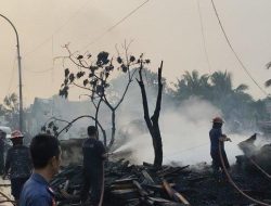 Damkar Berjibaku 10 Jam Padamkan Kebakaran Lapak Kayu Seluas 2.000 Meter di Cikarang
