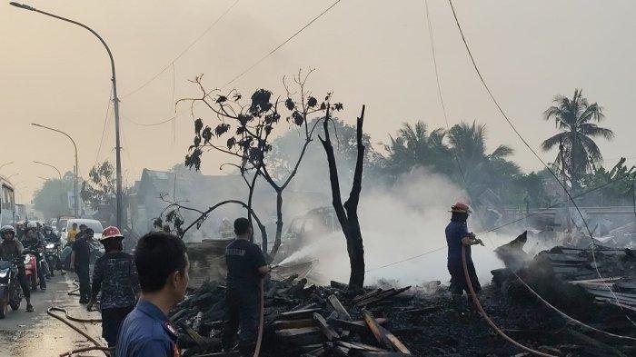 Sebanyak 35 bangunan semipermanen yang berada di Jalan Raya Citarik Lama, Desa Karangsari, Kecamatan Cikarang Timur, Kabupaten Bekasi, ludes terbakar dalam insiden kebakaran besar yang terjadi pada Kamis malam (1/5/2025).