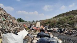 DLH Kota Bekasi Siram TPA Sumurbatu Pakai Eco Enzyme Cegah Kebakaran