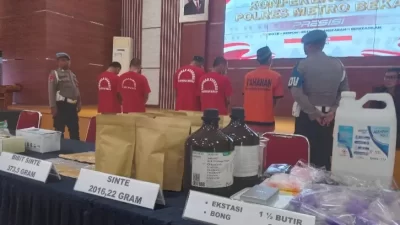 Kabupaten Bekasi - Polres Metro Bekasi menggelar konferensi pers jaringan peredaran narkotika skala rumahan yang beroperasi di wilayah Kota dan Kabupaten Bekasi.