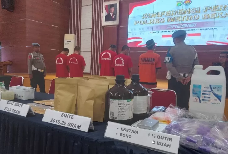Kabupaten Bekasi - Polres Metro Bekasi menggelar konferensi pers jaringan peredaran narkotika skala rumahan yang beroperasi di wilayah Kota dan Kabupaten Bekasi.