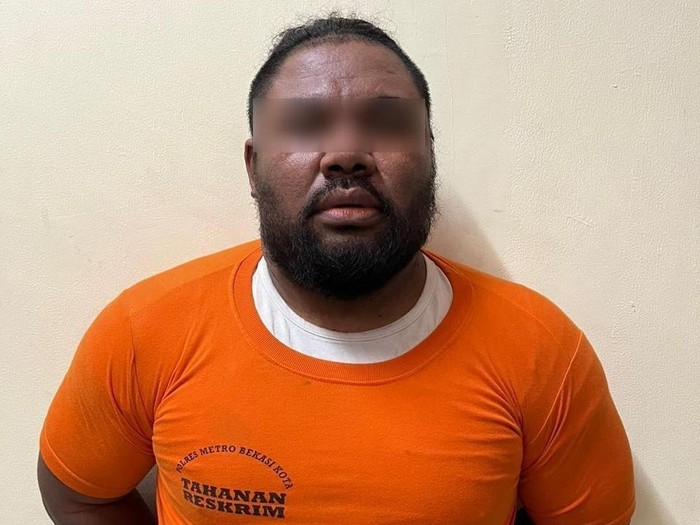 Kota Bekasi - Pria berinisial EHO, yang merupakan bagian dari komplotan yang mengaku sebagai debt collector dan mengeroyok seorang warga di wilayah Bekasi Selatan, Kota Bekasi.