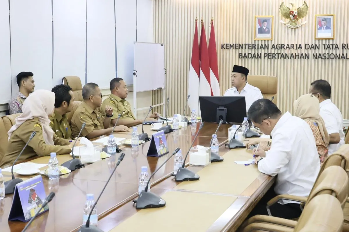 Kota Bekasi - Menteri Agraria dan Tata Ruang/Kepala Badan Pertanahan Nasional (ATR/BPN), Nusron Wahid, menerima audiensi Wali Kota Bekasi Tri Adhianto Tjahyono bersama jajarannya pada Selasa (24/6/2025).