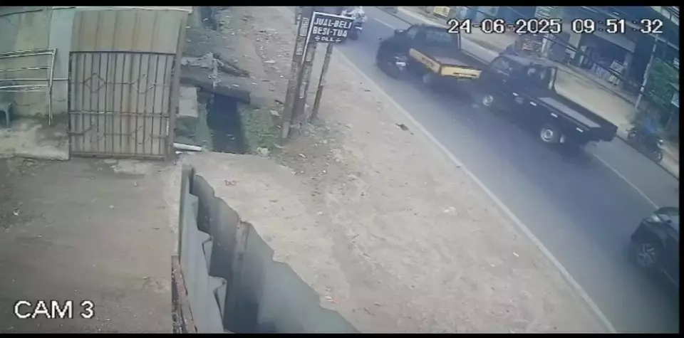 Kota Bekasi - Tangkapan layar CCTV kecelakaan beruntun di Jalan Raya Narogong, Selasa (24/6/2025).