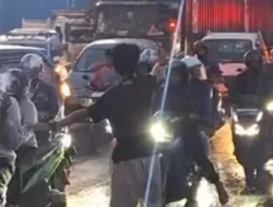 Kebakaran Toko Ban di Medan Satria Sebabkan Kemacetan Parah Arah Jakarta