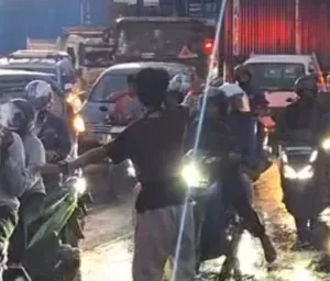 Kota Bekasi - Kemacetan di Jalan Sultan Agung, Medan Satria, akibat kebakaran gudang ban.