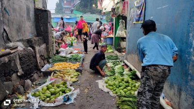 Kota Bekasi- PKL Pasar Baru Bekasi merambah dagangannya sampai ke gang cue hingga menyebabkan aktivitas warga terganggu.