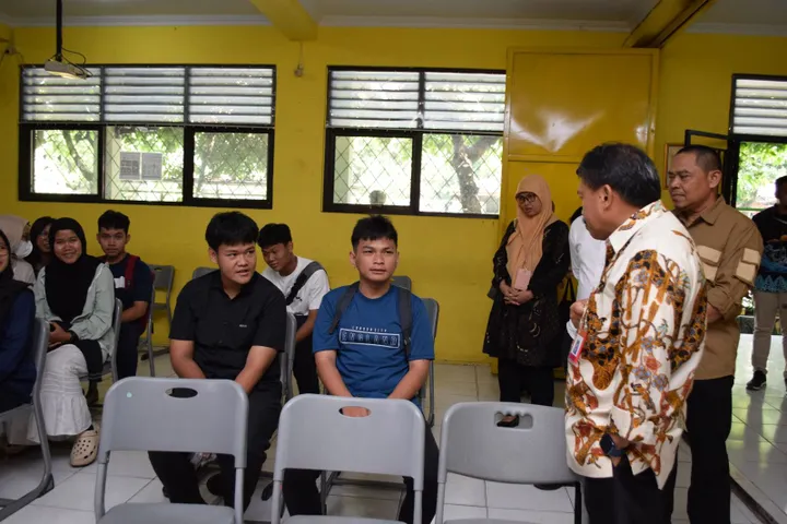 Kota Bekasi - Inspektur Jenderal (Irjen) Kementerian Pendidikan Dasar dan Menengah (Kemendikdasmen), Faisal Syahrul, melakukan pemantauan langsung proses Seleksi Penerimaan Murid Baru (SPMB) Tahun Ajaran 2025/2026 di SMAN 1 Kota Bekasi dan SMAN 3 Bekasi dalam rangka memastikan pelaksanaannya berjalan secara objektif, transparan, akuntabel, dan berkeadilan.