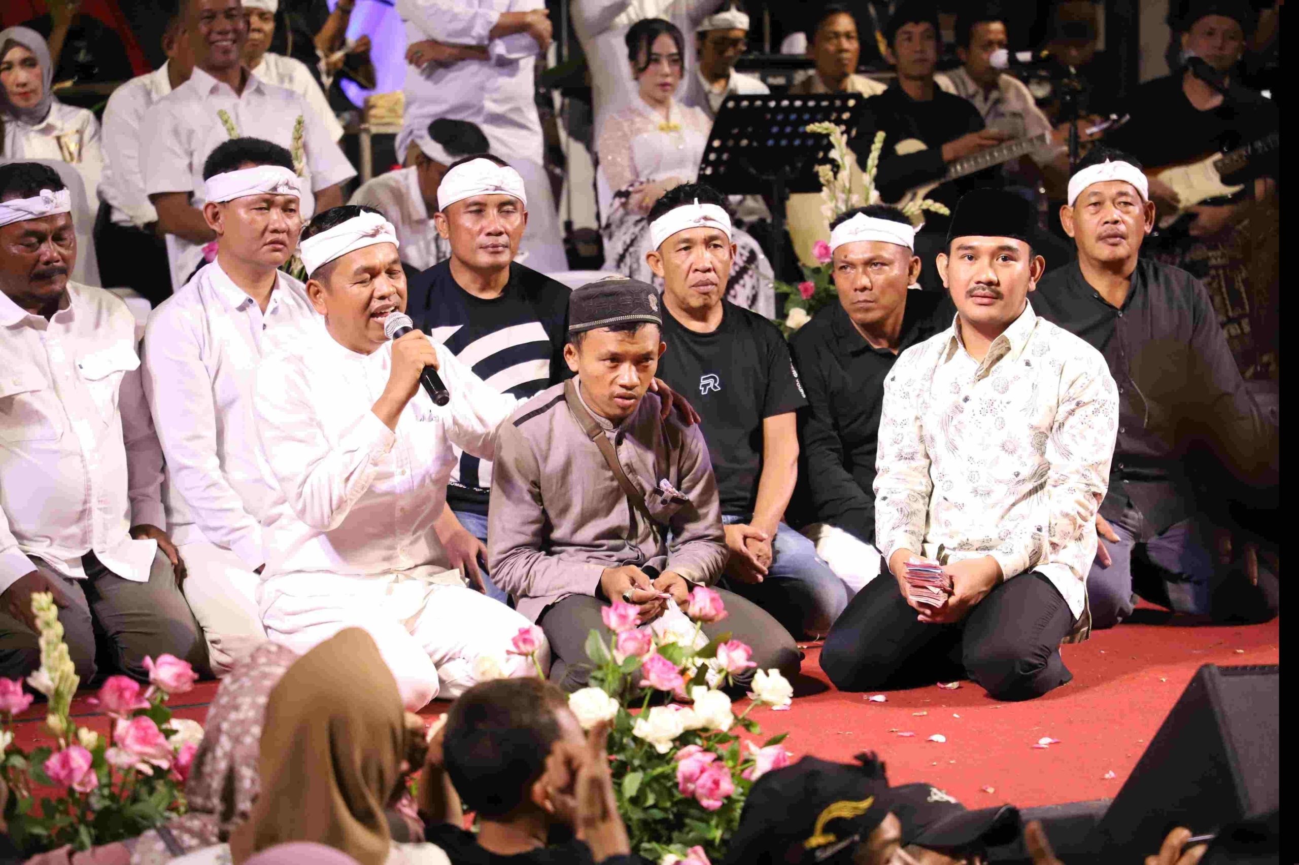 Kabupaten Bekasi- Gubernur Jawa Barat Dedi Mulyadi saat kegiatan Abdi Nagri Nganjang Ka Warga di Cibitung, Kabupaten Bekasi bersama Bupati Bekasi Ade Kuswara Kunang.