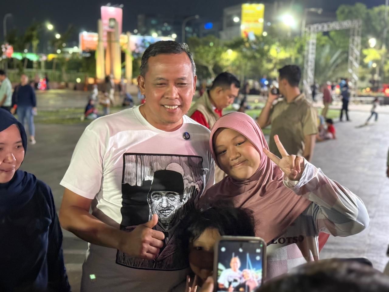 Kota Bekasi - Momen kehangatan Wali Kota Bekasi Tri Adhianto bersama warga saat nonton film bertema Pahlawan di Plaza Patriot Candrabhaga.