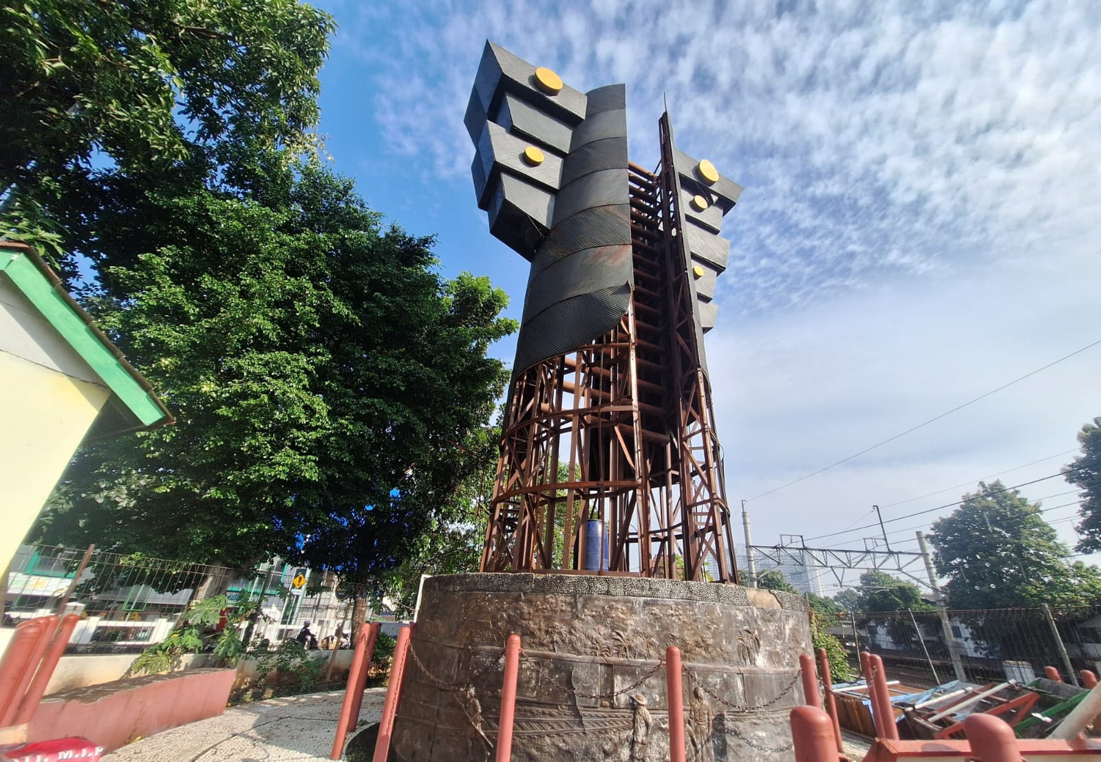 Kota Bekasi - Sejumlah pelat tembaga yang menjadi bagian penting dari Monumen Sejarah Kali Bekasi hilang dicuri.