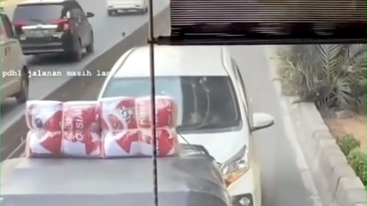 Kabupaten Bekasi - Mobil Plat Bekasi lawan arah di jalur Busway