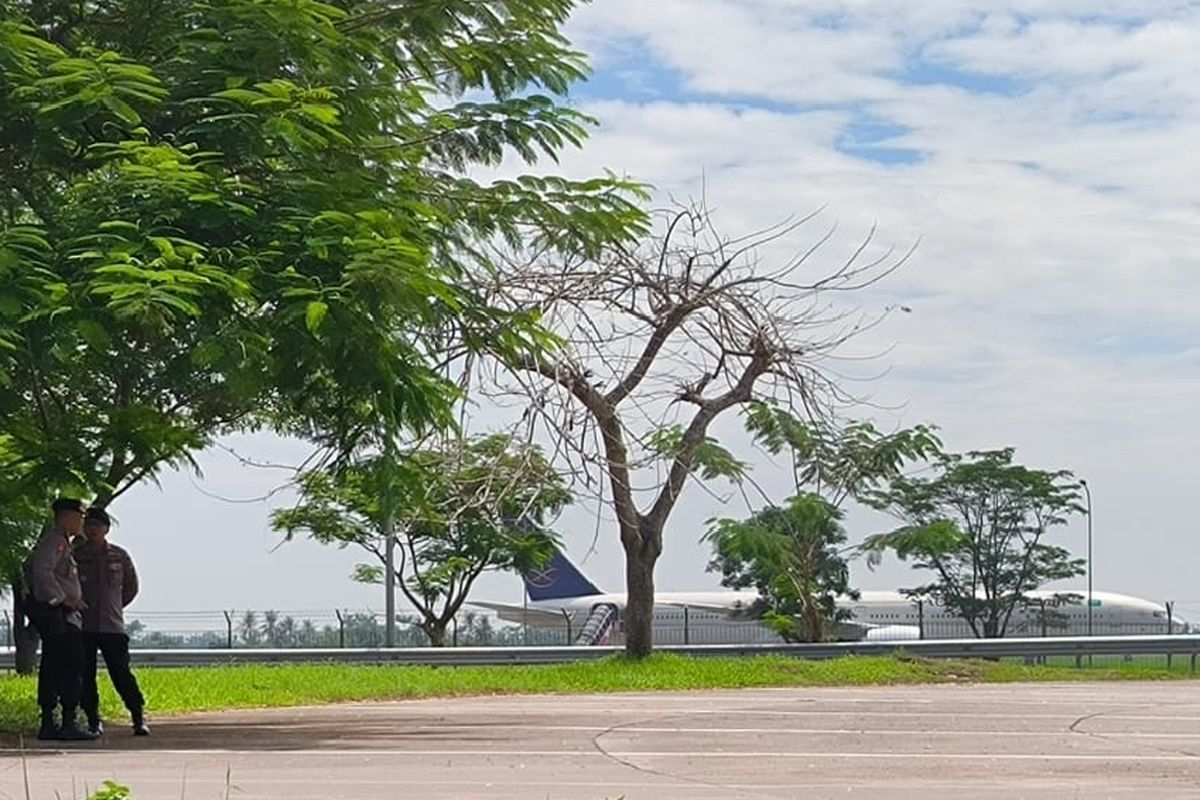 Bekasi - Pesawat Saudia Airlines dengan nomor penerbangan SV-5276, yang mengangkut jamaah haji asal Jawa Barat, melakukan pendaratan darurat di Bandara Internasional Kualanamu, Deli Serdang, Sumatera Utara, pada Selasa siang 17 Juni 2025.