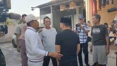 Kabupaten Bekasi - Gubernur Jawa Barat Dedi Mulyadi berjanji akan merenovasi makam Muhammad Nausan, Bupati Swatantra Tingkat II Bekasi periode 1958–1960, yang berada di Kampung Gabus, Desa Srimukti, Tambun Utara. Foto: Kompas.com