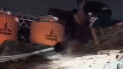 Kabupaten Bekasi - Tangkapan layar pelaku pelecehan di Cikarang Utara saat berupaya kabur dan menjadi bulan - bulanan warga.
