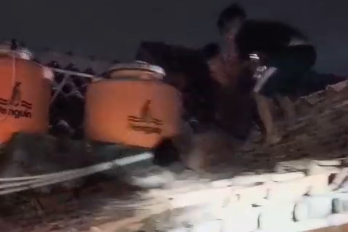 Kabupaten Bekasi - Tangkapan layar pelaku pelecehan di Cikarang Utara saat berupaya kabur dan menjadi bulan - bulanan warga.