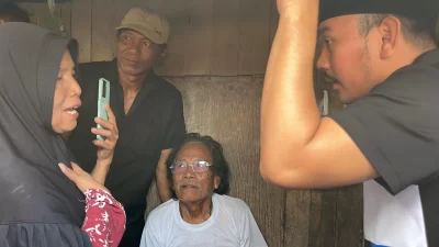Kabupaten Bekasi - Bupati Bekasi, Ade Kuswara Kunang, menengok warganya yang tinggal di sebuah gubuk sempit berukuran 3x2 meter di Kampung Babelan, Desa Babelan Kota, Kecamatan Babelan.